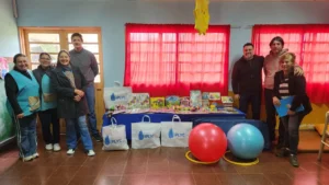 Héctor Decut y la directora de la escuela junto a la donación del kit de IPLyC Inclusivo para los estudiantes.