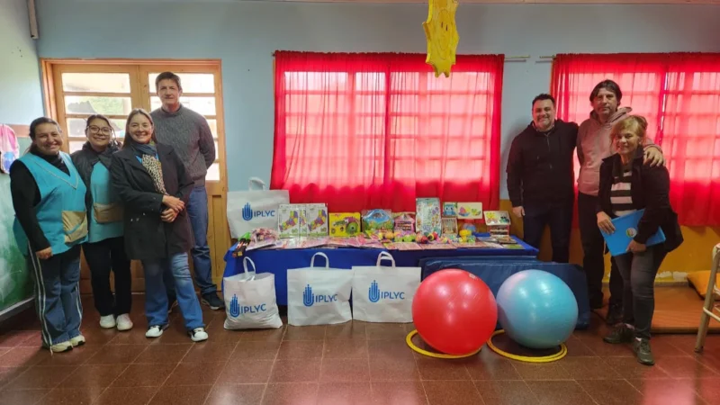 Héctor Decut y la directora de la escuela junto a la donación del kit de IPLyC Inclusivo para los estudiantes.