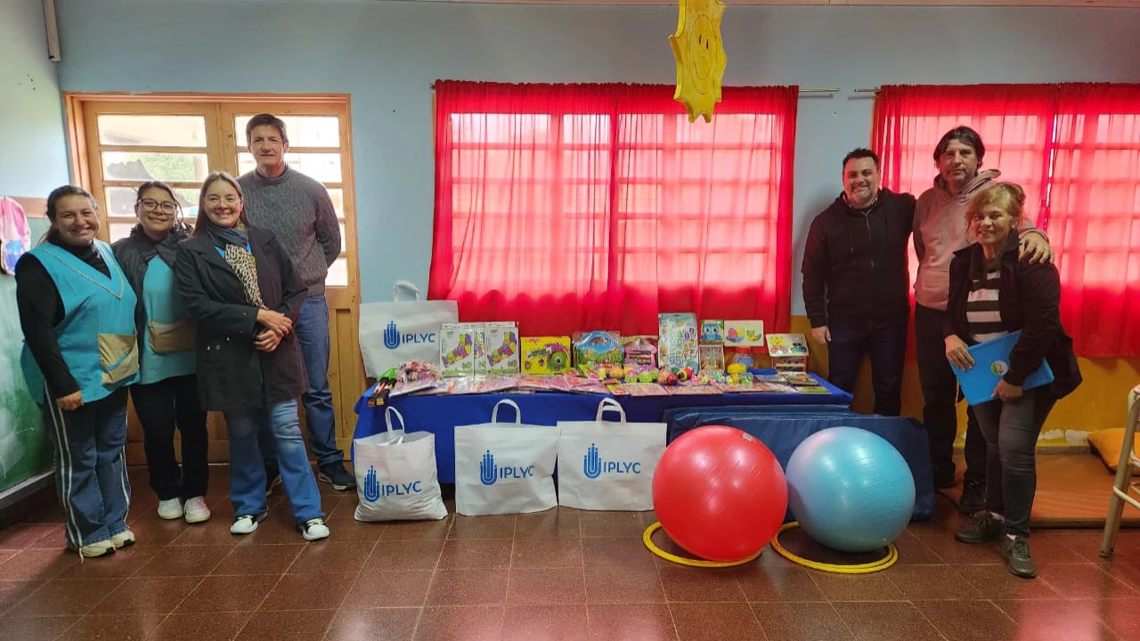 Héctor Decut y la directora de la escuela junto a la donación del kit de IPLyC Inclusivo para los estudiantes.