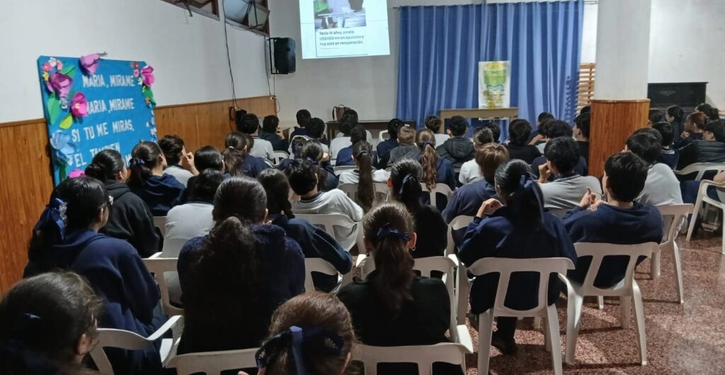 Alumnos del Instituto La Inmaculada de Apóstoles en la charla sobre adicciones con y sin sustancias con Juego Responsable.