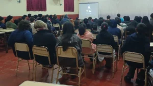Alumnos de la EPET 14 de Capioví en la charla sobre adicciones con y sin sustancias con Juego Responsable.