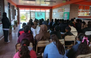 Alumnos de séptimo grado de la Escuela 38 de Itacaruaré durante la charla de prevención de adicciones.