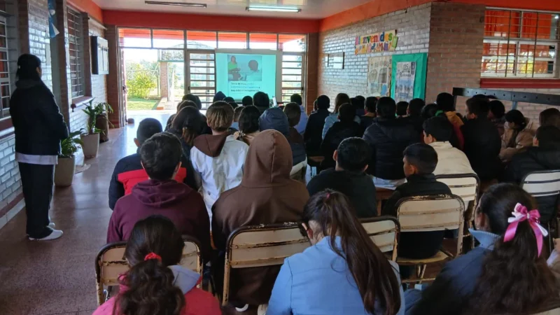 Alumnos de séptimo grado de la Escuela 38 de Itacaruaré durante la charla de prevención de adicciones.