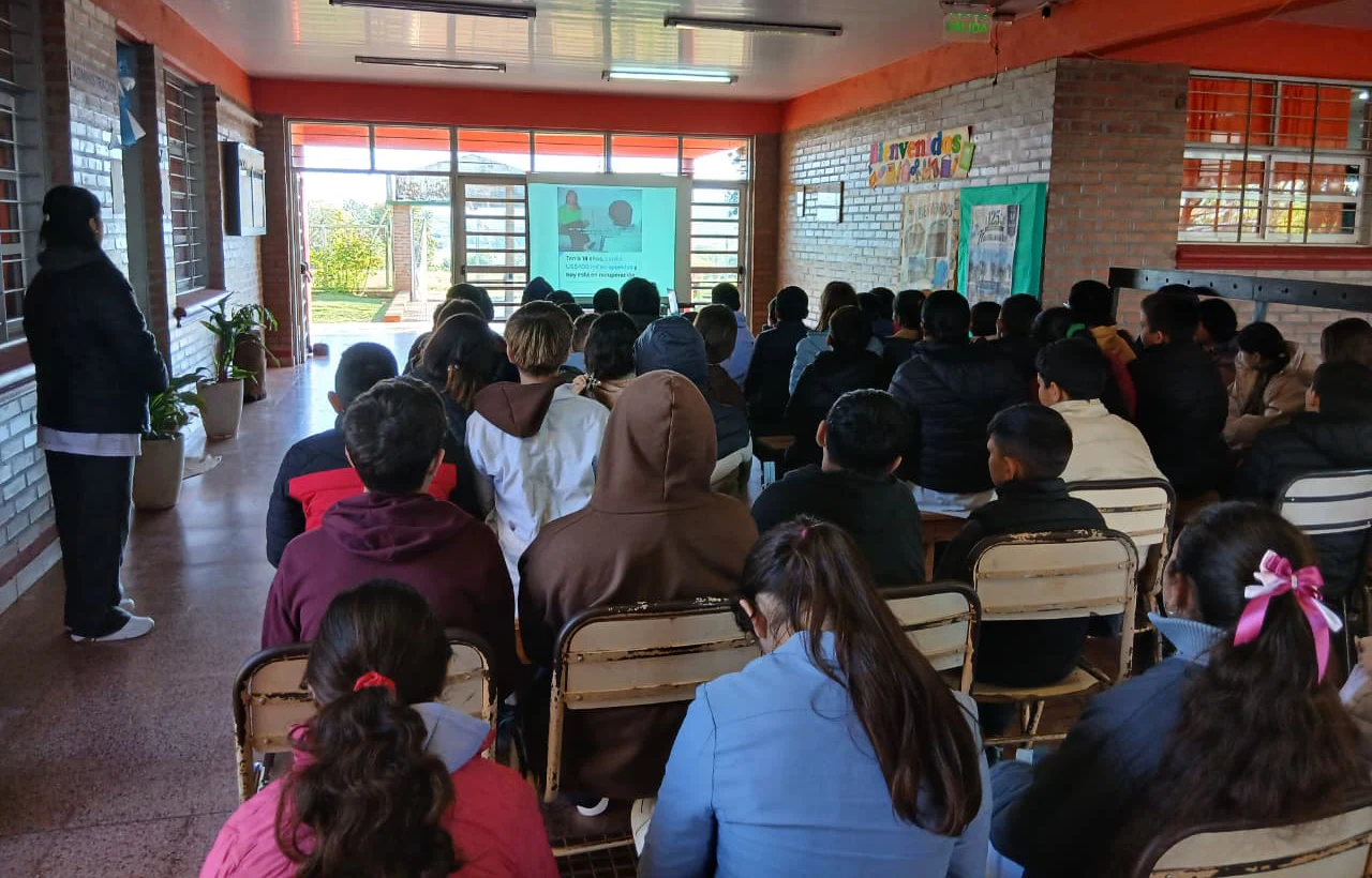 Alumnos de séptimo grado de la Escuela 38 de Itacaruaré durante la charla de prevención de adicciones.