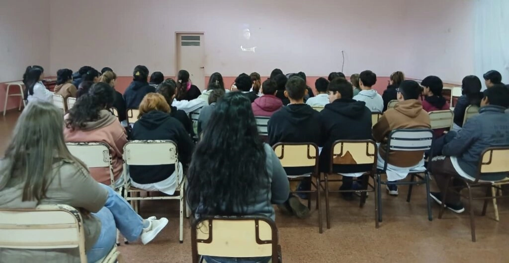 Alumnos del BOP 2 de san Martín en la charla sobre adicciones con y sin sustancias con Juego Responsable.