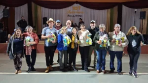 Equipo de Mateando con los Abuelos y vecinos con sus obsequios, durante los festejos por el aniversario de Ruiz De Montoya.