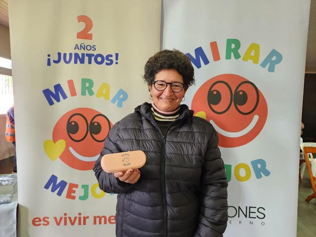 Vecina de Garuhapé luce sonriente sus nuevos anteojos de Mirar Mejor.