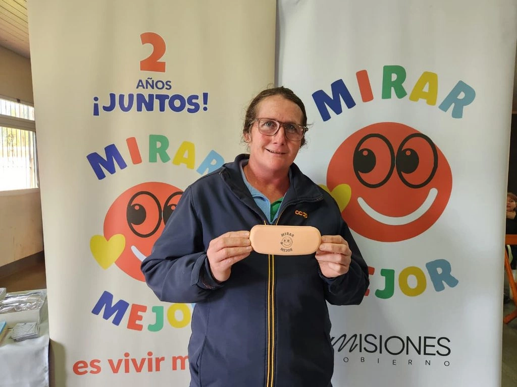 Vecina de Garuhapé luce sus nuevos anteojos de Mirar Mejor.
