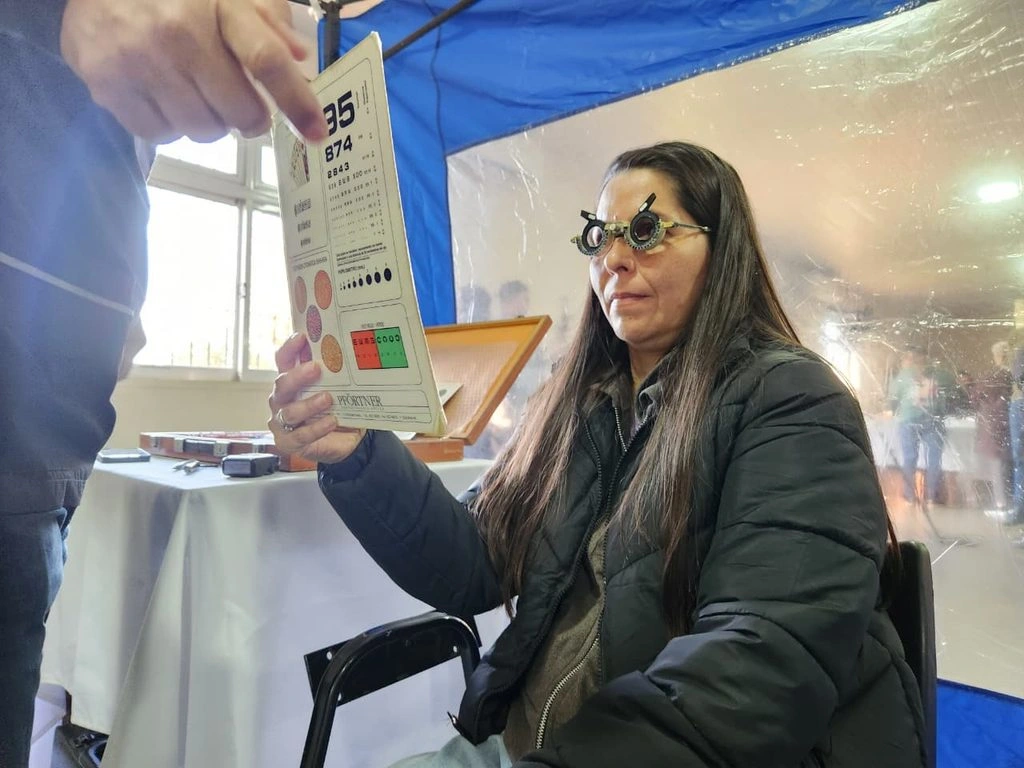 Vecina lee un texto de prueba con lentes graduados.