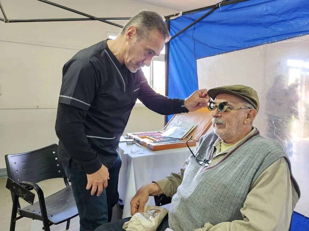 Oftalmólogo prueba graduaciones de lentes a un vecino de Garuhapé durante el operativo.
