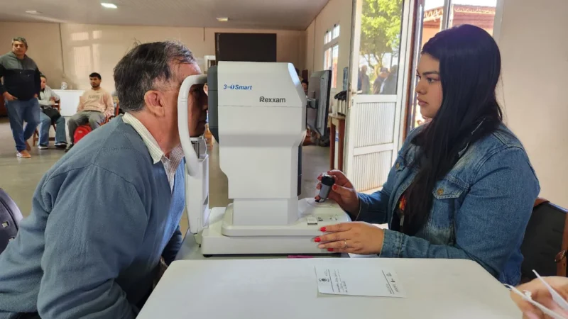 Oftalmóloga revisa los ojos de un vecino mediante un autorefractómetro. Mirar Mejor en Garuhapé.
