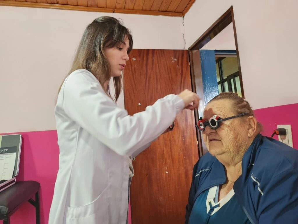 Oftalmóloga prueba lentes graduados a una vecina mayor de Gobernador López durante el operativo.