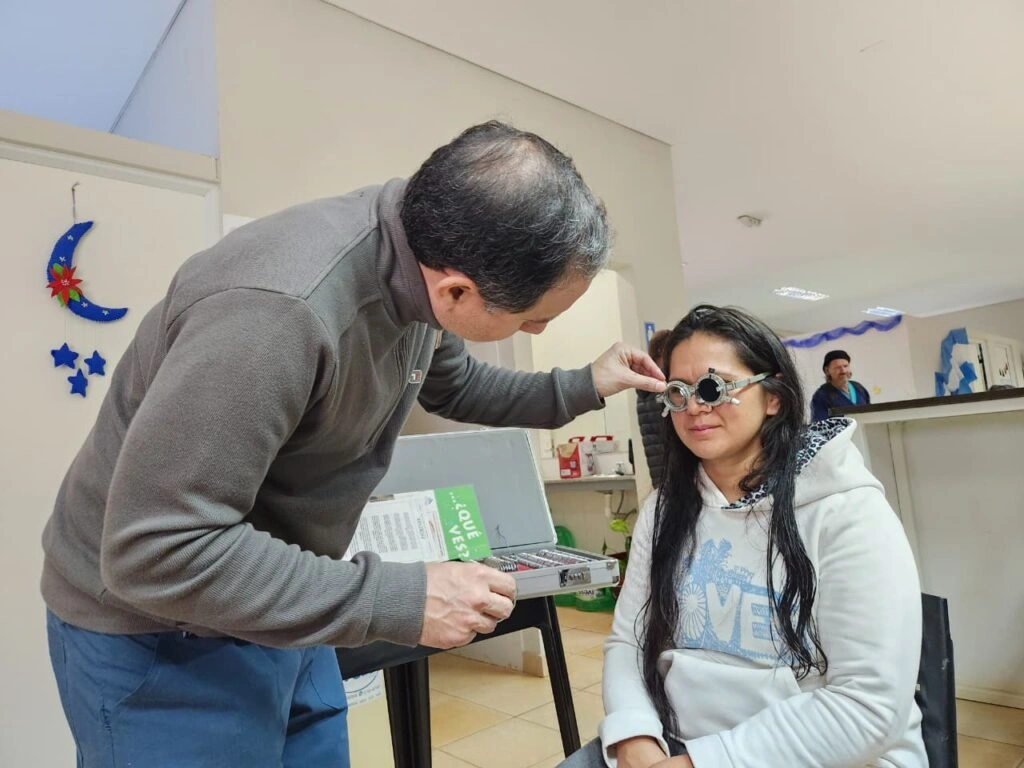 Oftalmólogo prueba lentes graduados a una vecina de Olegario V. Andrade durante el operativo.