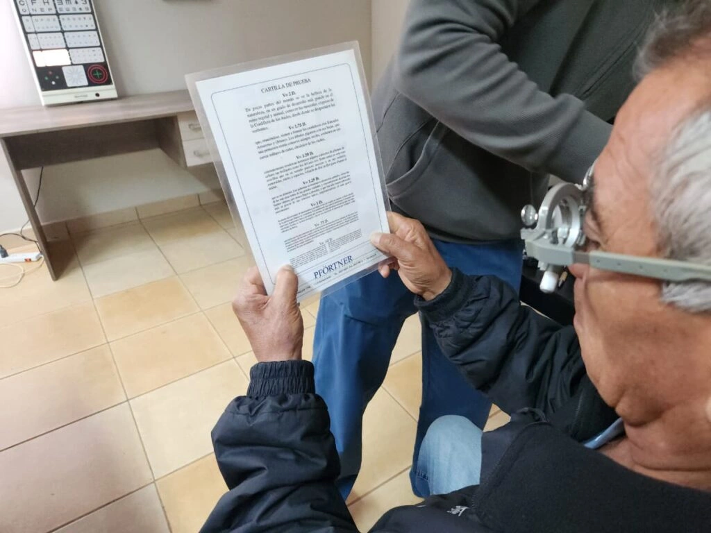 Un vecino lee un texto de prueba con lentes graduados.