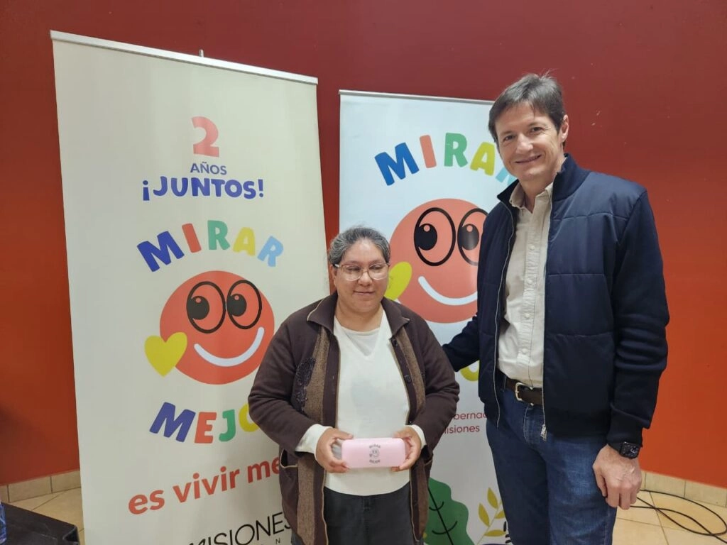 Vecina de Olegario V. Andrade luce sonriente sus nuevos anteojos junto a Héctor Decut.