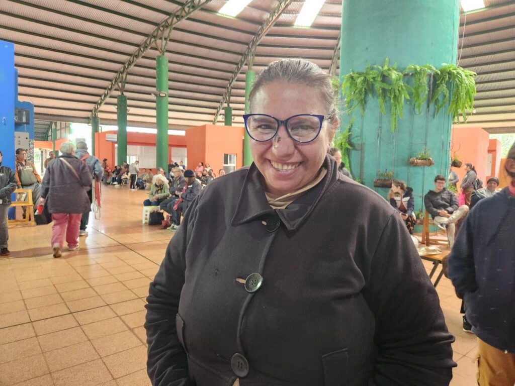 Vecina luce con amplia sonrisa sus nuevos anteojos de Mirar Mejor.