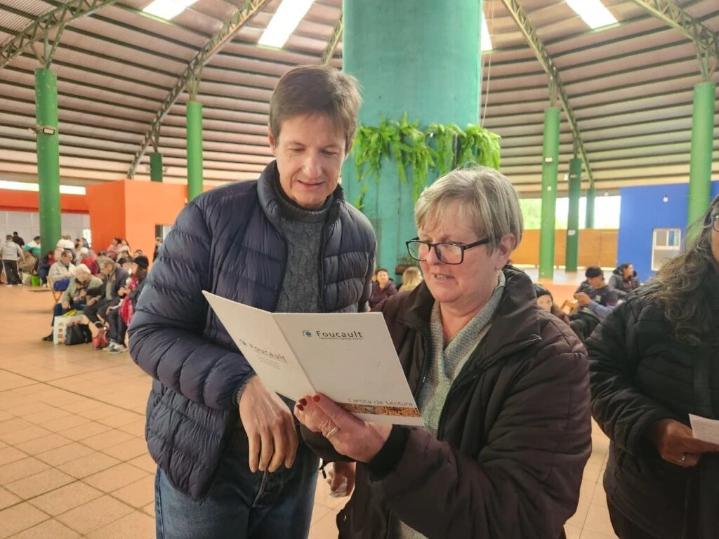 Señora lee un texto de prueba con sus nuevos anteojos, con la ayuda de Héctor Decut.