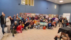 Foto grupal: abuelos del Hogar de Abuelos “Buen Pastor” junto al equipo del Bingo del Mateando, en Santo Pipó.