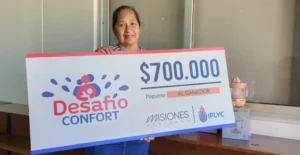 Norma sonríe con su cheque. Con este premio podrá pagar deudas.