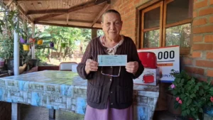Ángela con su cheque: "me tomó por sorpresa, pero hay tantas necesidades, que nos viene muy bien”.