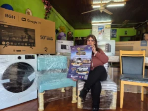 Nélida en su casa sonríe con su kit de muebles y electrodomésticos de la Tombolita Aniversario.