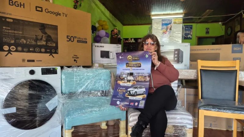Nélida en su casa sonríe con su kit de muebles y electrodomésticos de la Tombolita Aniversario.