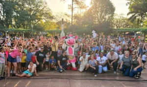 Foto grupal equipo de Gurises y una multitud de público infantil. Festejos aniversario Concepción De La S. y San Javier.