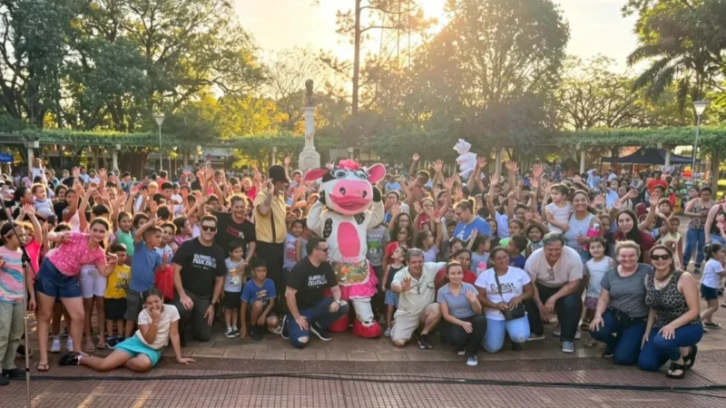 Foto grupal equipo de Gurises y una multitud de público infantil. Festejos aniversario Concepción De La S. y San Javier.