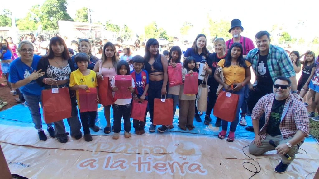 Niños de la Aldea con sus obsequios junto al equipo de Gurises Felices.