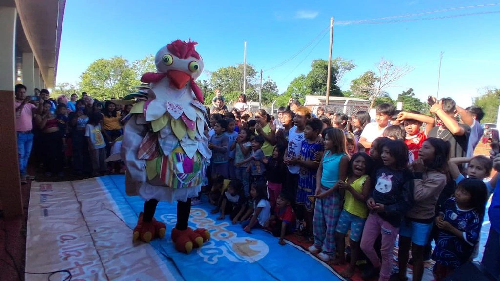 La gallina Turuleca despliega su show frente a los niños que festejan sus ocurrencias. 