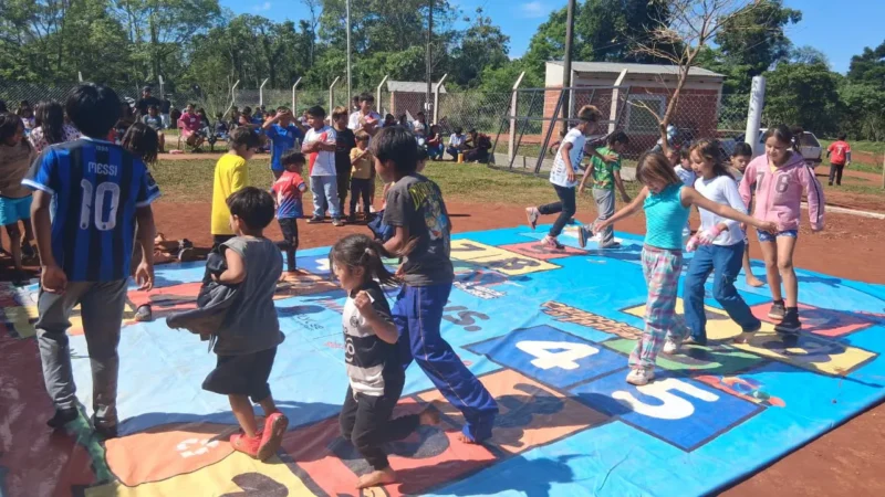 Niños de Aldea Aborigen Káagüy Porá II, juegan a la rayuela durante. Gurises Felices en Comandante Andresito.