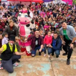 Foto grupal del equipo de Gurises Felices junto a multitud de estudiantes de Apóstoles, de la Escuela 236.