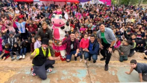 Foto grupal del equipo de Gurises Felices junto a multitud de estudiantes de Apóstoles, de la Escuela 236.
