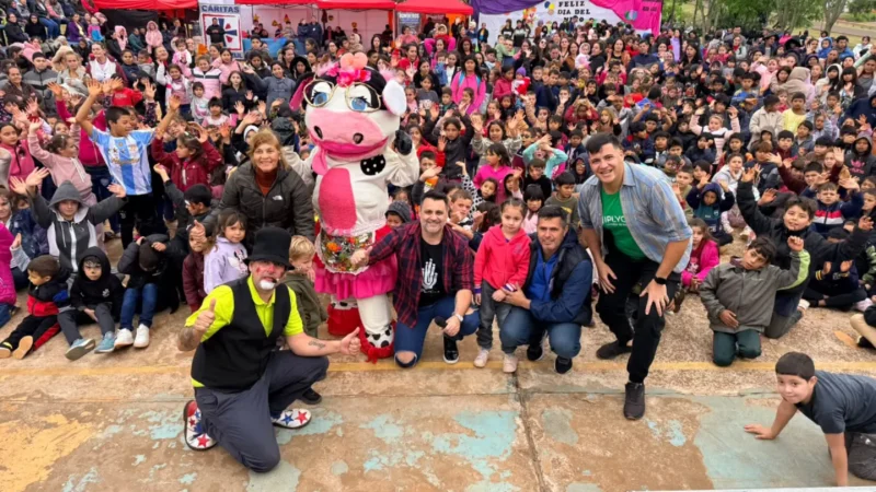 Foto grupal del equipo de Gurises Felices junto a multitud de estudiantes de Apóstoles, de la Escuela 236.