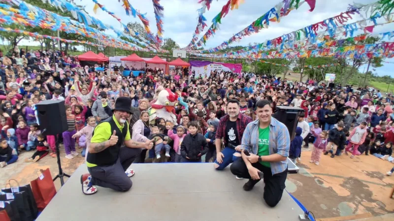 Foto grupal del equipo de Gurises Felices y una multitud de público infantil y familiar, en Pozo Azul.