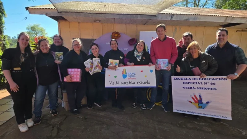 Héctor Rojas Decut y docentes de la Escuela Especial 66 de Oberá.