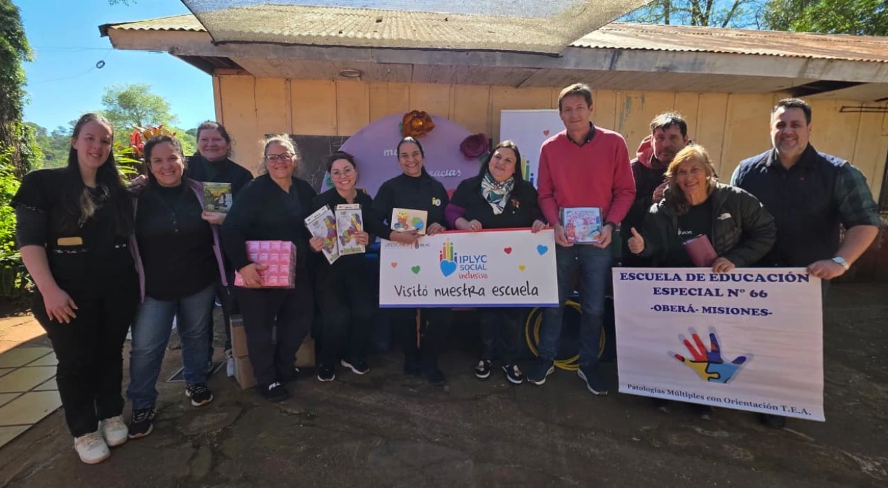 Héctor Rojas Decut y docentes de la Escuela Especial 66 de Oberá.