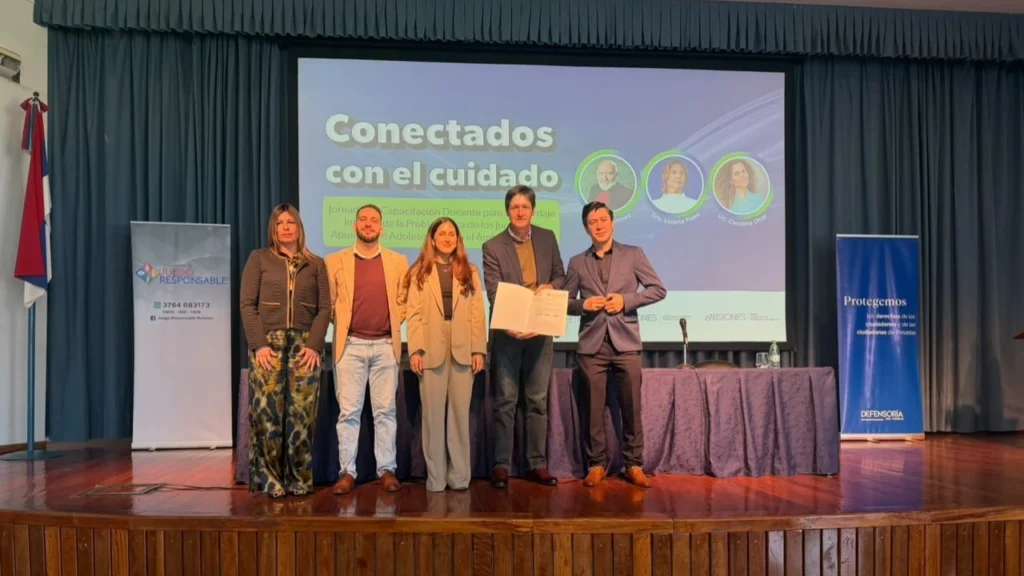 Héctor Rojas Decut junto a organizadores de la jornada de capacitación a docentes.
