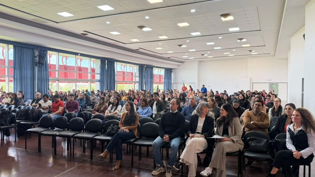 Gran concurrencia de docentes en el Salón Eva Perón del Centro del Conocimiento durante la capacitación.