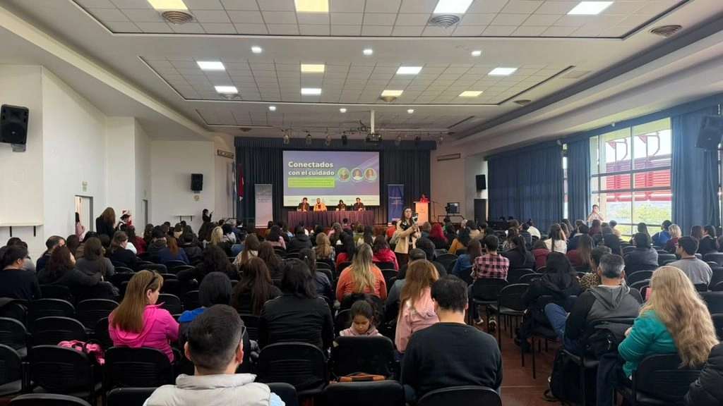 La capacitación tuvo gran convocatoria de docentes que participaron de manera virtual, y presencial en el Centro del Conocimiento.