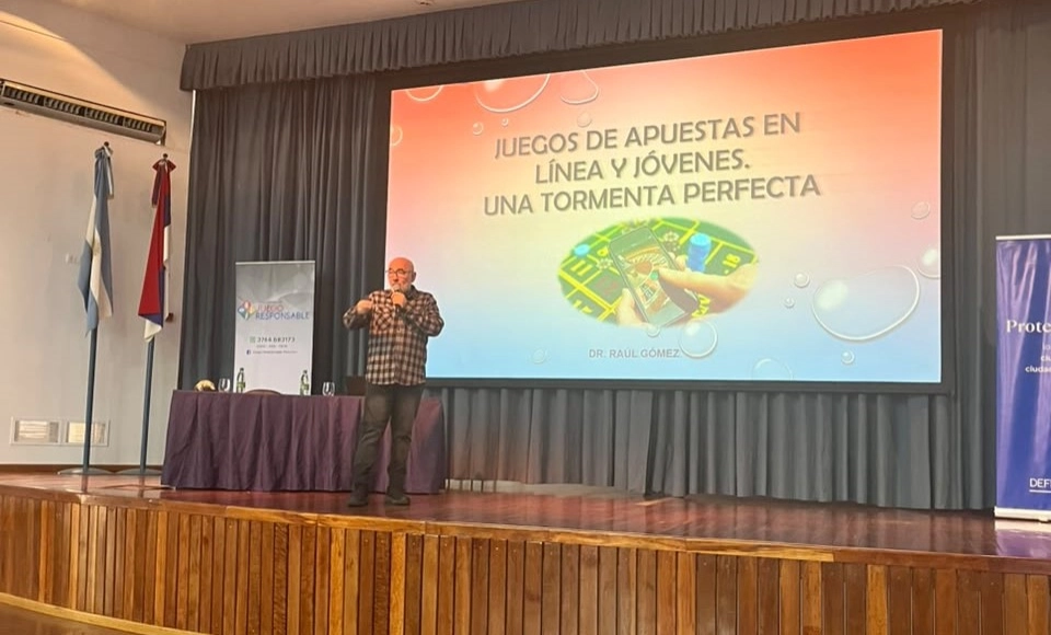 Raúl Goméz brinda sus conceptos durante la jornada de capacitación a docentes.