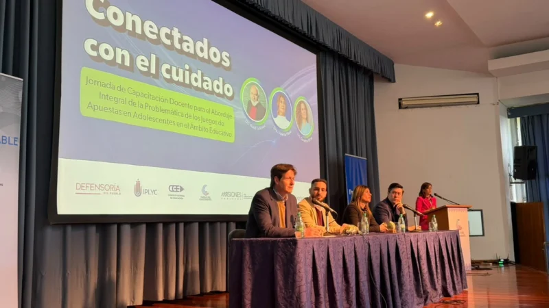 Héctor Rojas Decut junto a disertantes da bienvenida a la jornada de prevención en adolescentes, en que capacitaron a docentes de Misiones.