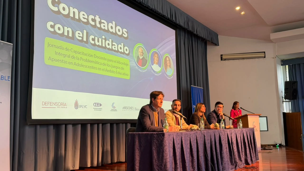 Héctor Rojas Decut junto a disertantes da bienvenida a la jornada de prevención en adolescentes, en que capacitaron a docentes de Misiones.