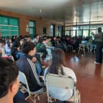 Estudiantes y padres de Garuahapé participan de una charla con Juego Responsable.