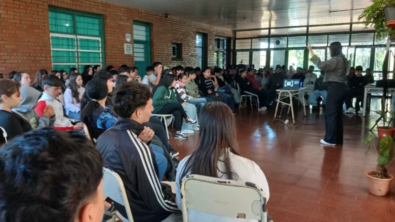 Estudiantes y padres de Garuahapé participan de una charla con Juego Responsable.