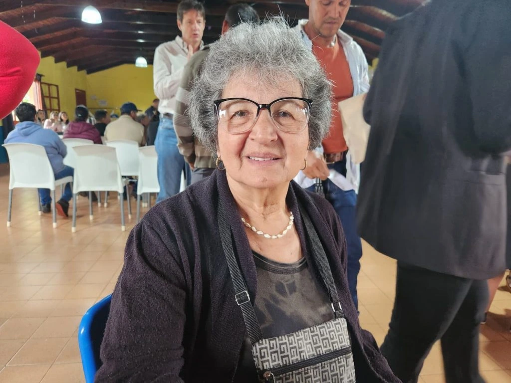 Vecina mayor, luce sonriente sus nuevos anteojos de Mirar Mejor, en Alba Posse.