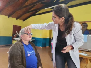Oftalmóloga prueba lentes graduados a una vecina de Alba Posse durante el operativo que llevó atenciones oftalmológicas a la localidad.