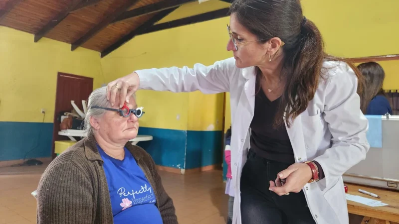 Oftalmóloga prueba lentes graduados a una vecina de Alba Posse durante el operativo que llevó atenciones oftalmológicas a la localidad.