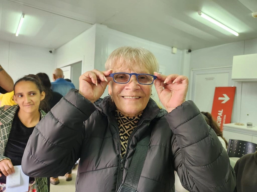 Vecina de Bernardo De Irigoyen luce feliz sus nuevos anteojos de Mirar Mejor.