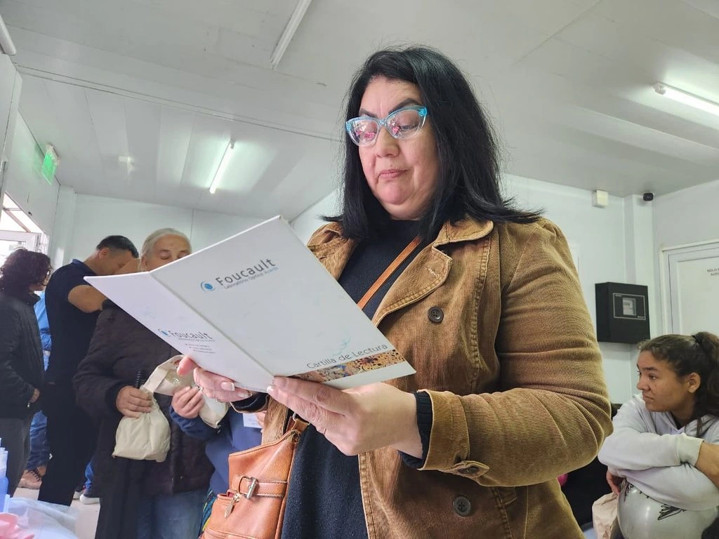 Señora lee un texto de prueba con sus nuevos anteojos.